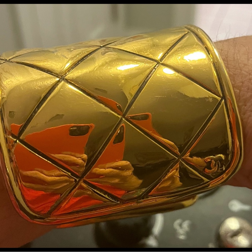 AUTHENTIC CLASSIC CHANEL MATELASSE CUFF- 24kt GOLD PLATED - Picture 7 of 10
